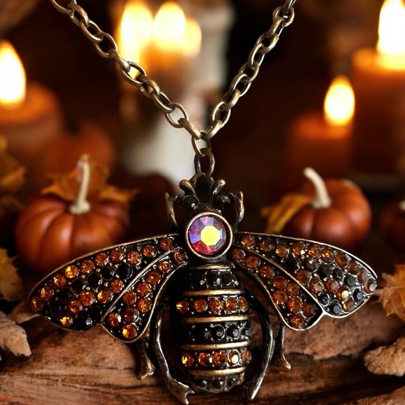 Bee pendant necklace 20” chain 2” wingspan Gorgeous - Picture 1 of 17